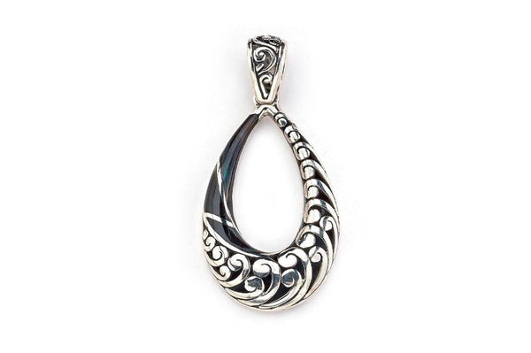Samuel B. PENDANT Embrace Pendant- Black Shell Black Shell